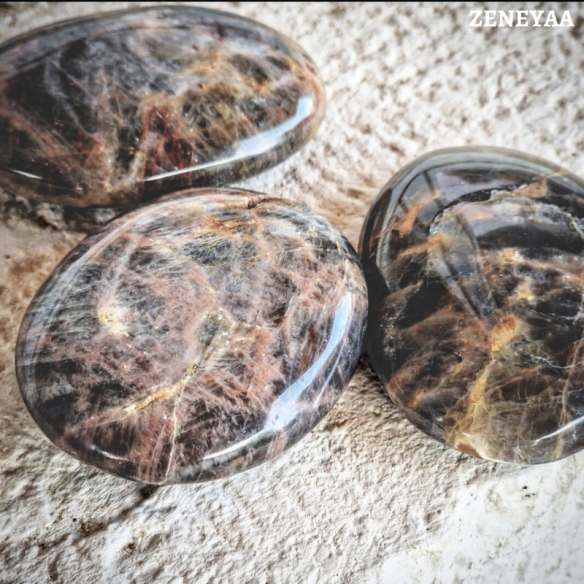 Galet Pierre de lune noire