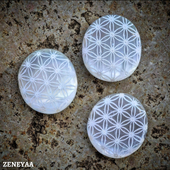 Galet Fleur de vie Sélénite